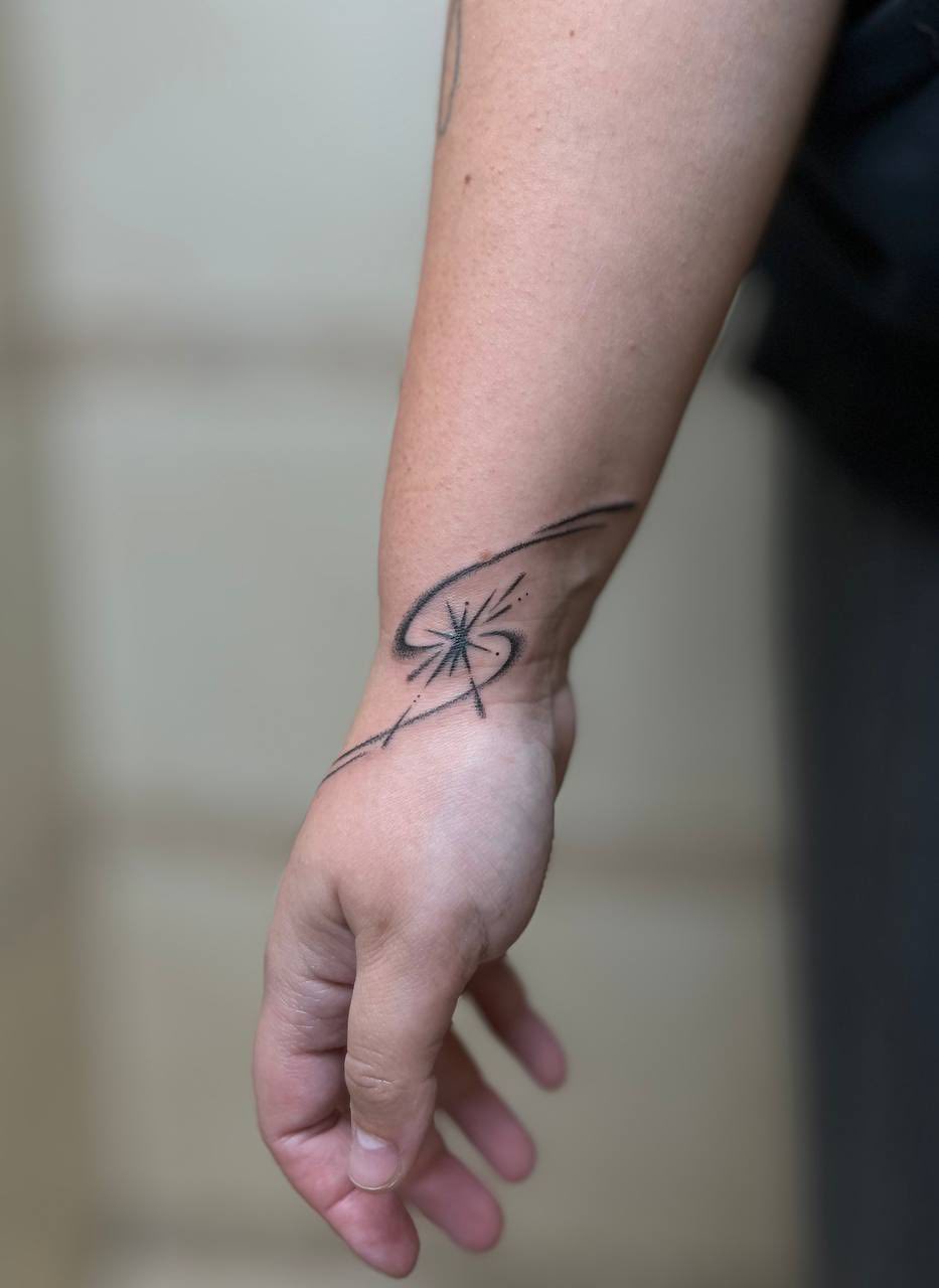 Fine line tatovering af Sophia - Real Ink Tattoo Herning